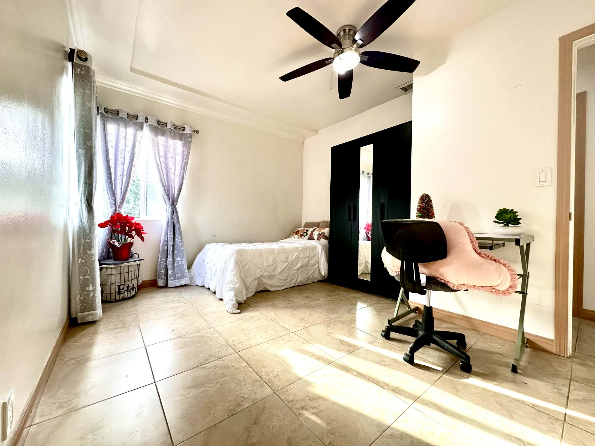 Hai's room for rent - Student Housing near USC