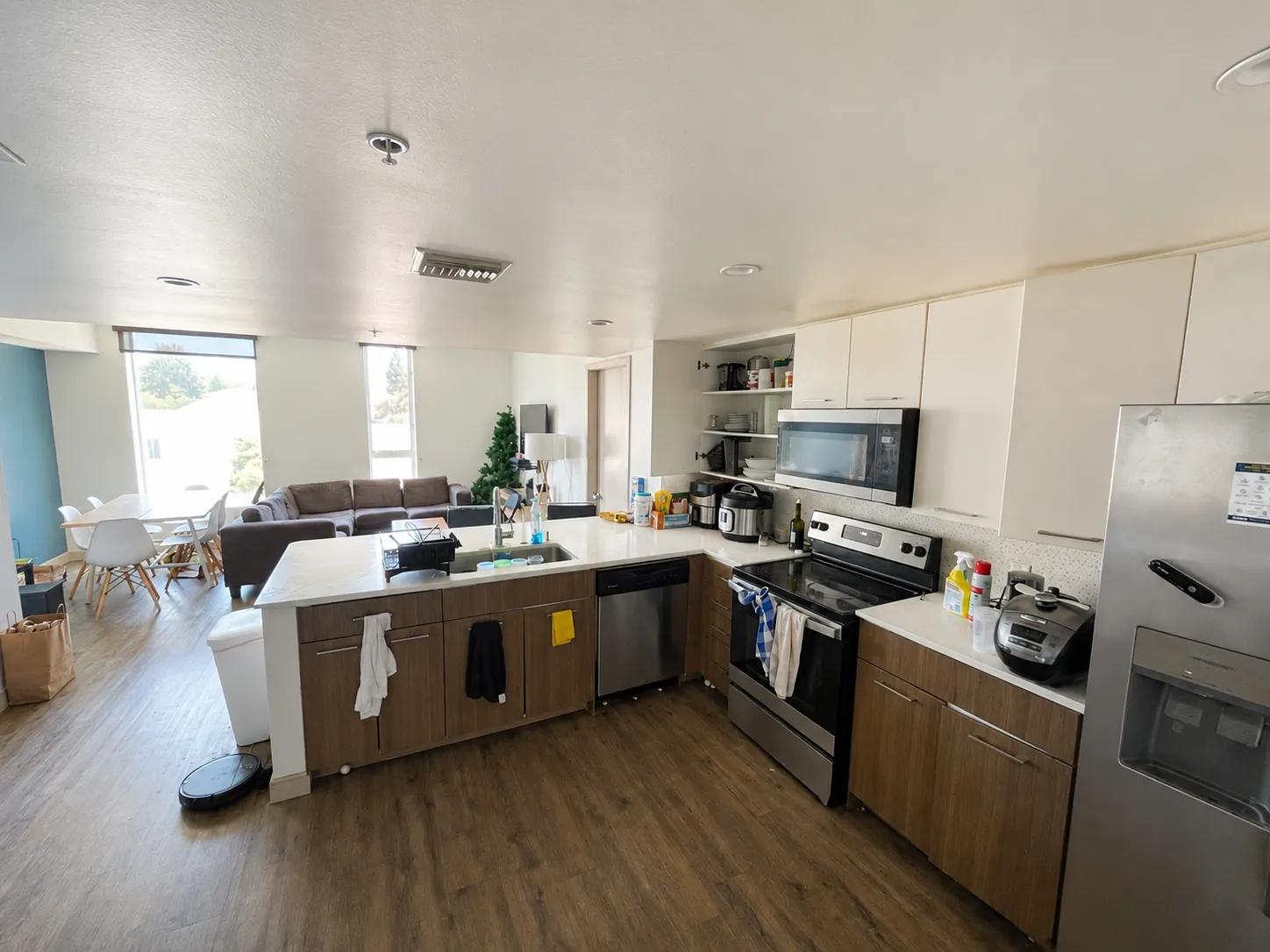 Village Lofts is Westwood's newest upscale apartment community, located minutes from the UCLA medical center and campus.The luxury apartment w/rooftops/sundecks, study, undefined, 11024 Strathmore Dr, Los Angeles, CA 90024, USA, Photo:1