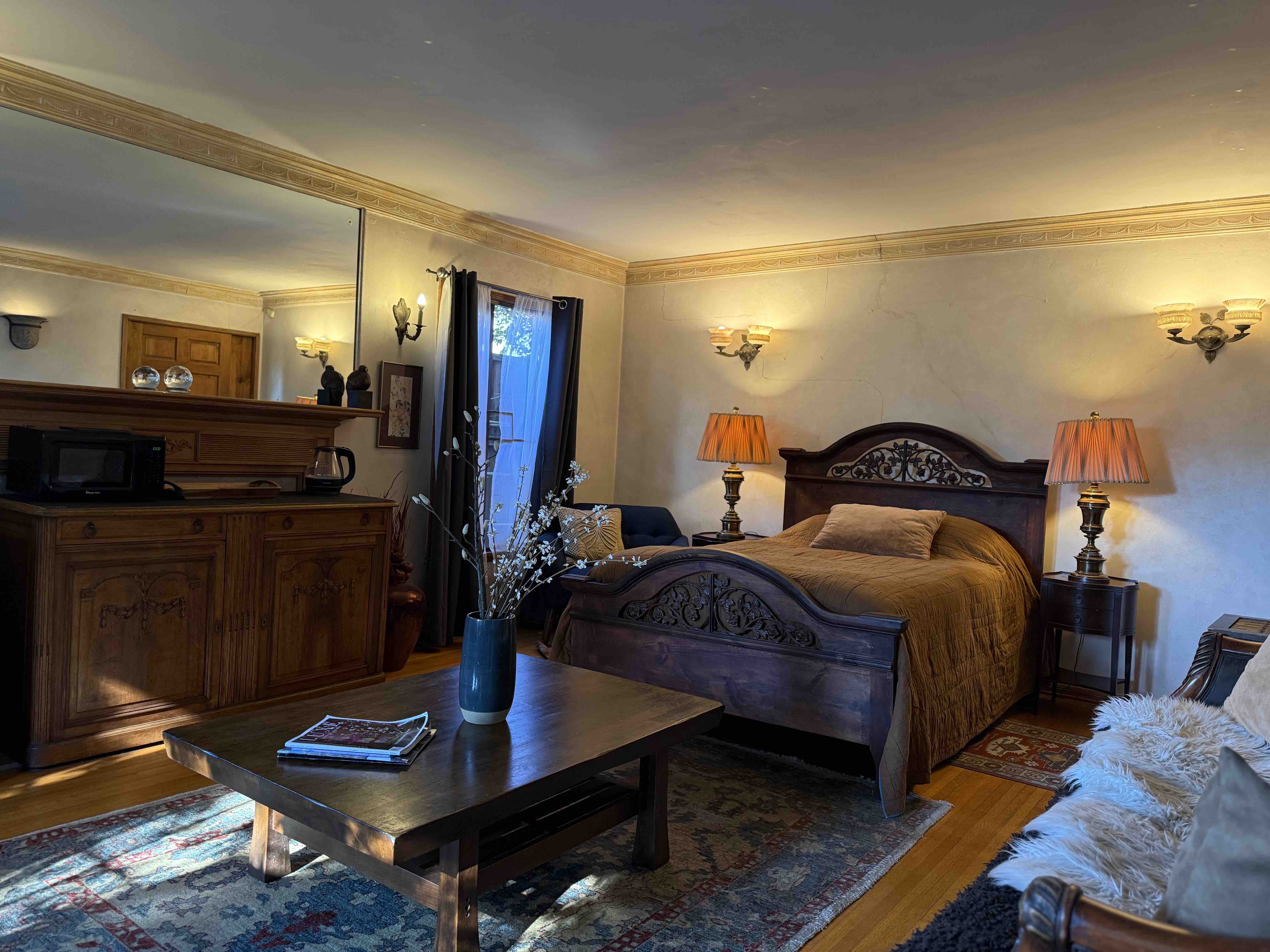 Peaceful 23′ × 16′ (320 sf) Private Room in Mediterranean Duplex - Student Housing near UCLA