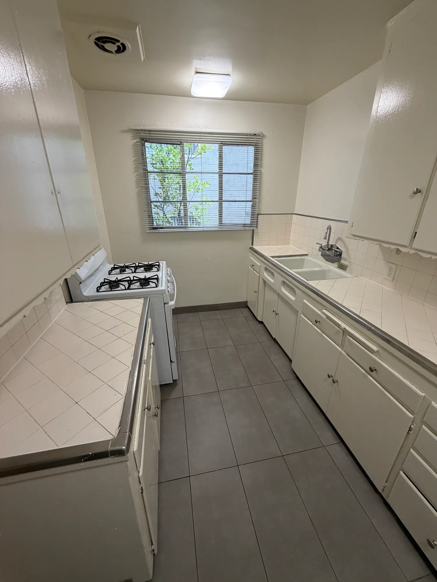 527 1/2 Glenrock Ave, UCLA, Glenrock Ave, Los Angeles, CA 90024, USA, Photo 2