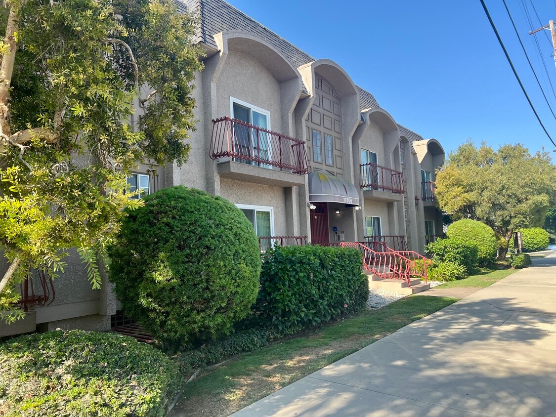 17806 Kinzie St, csun, 17806 Kinzie St, Northridge, CA 91325