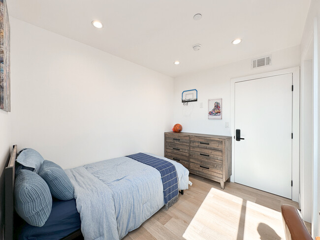 1338 W 35th Pl, usc, 1338 W 35th Pl, Los Angeles, CA 90007, USA, Photo:5