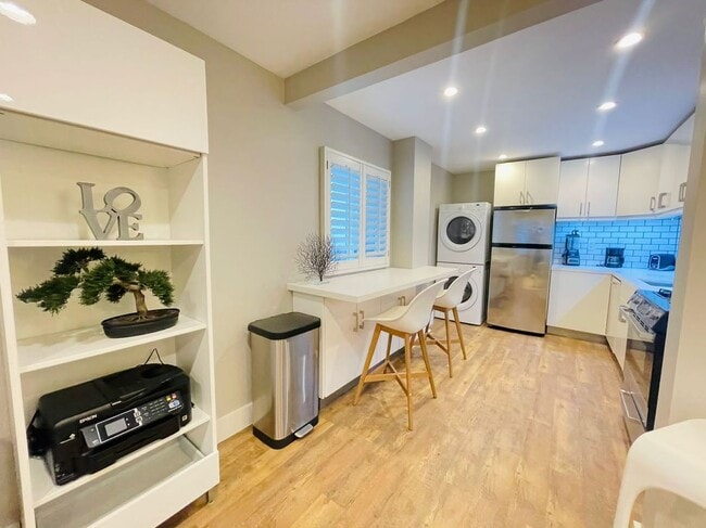 10 27th Ave, undefined, 10 27th Ave, Los Angeles, CA 90291, Photo:2