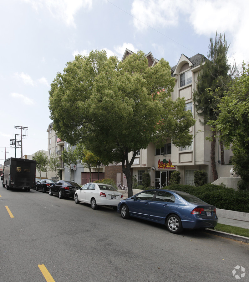 City Park Apartments, usc, 1246 W 30th St, Los Angeles, CA 90007, USA, Photo:2