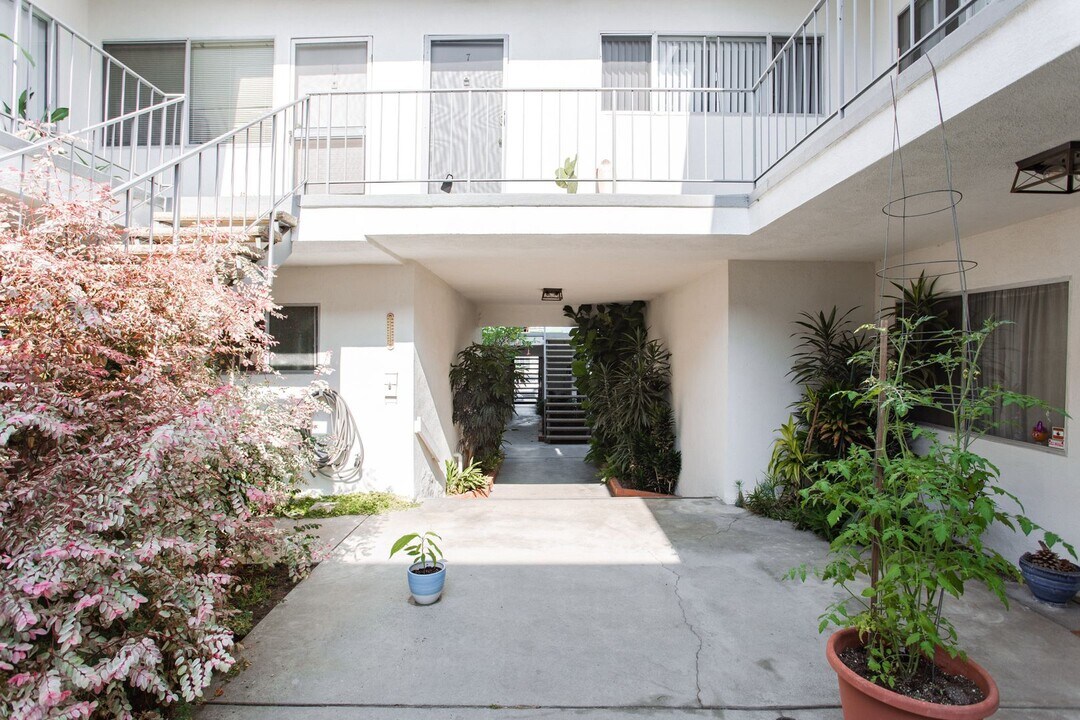 Newly renovated upper unit in quiet neighb..., smc, 420 Raymond Ave, Santa Monica, CA 90405, Photo:0