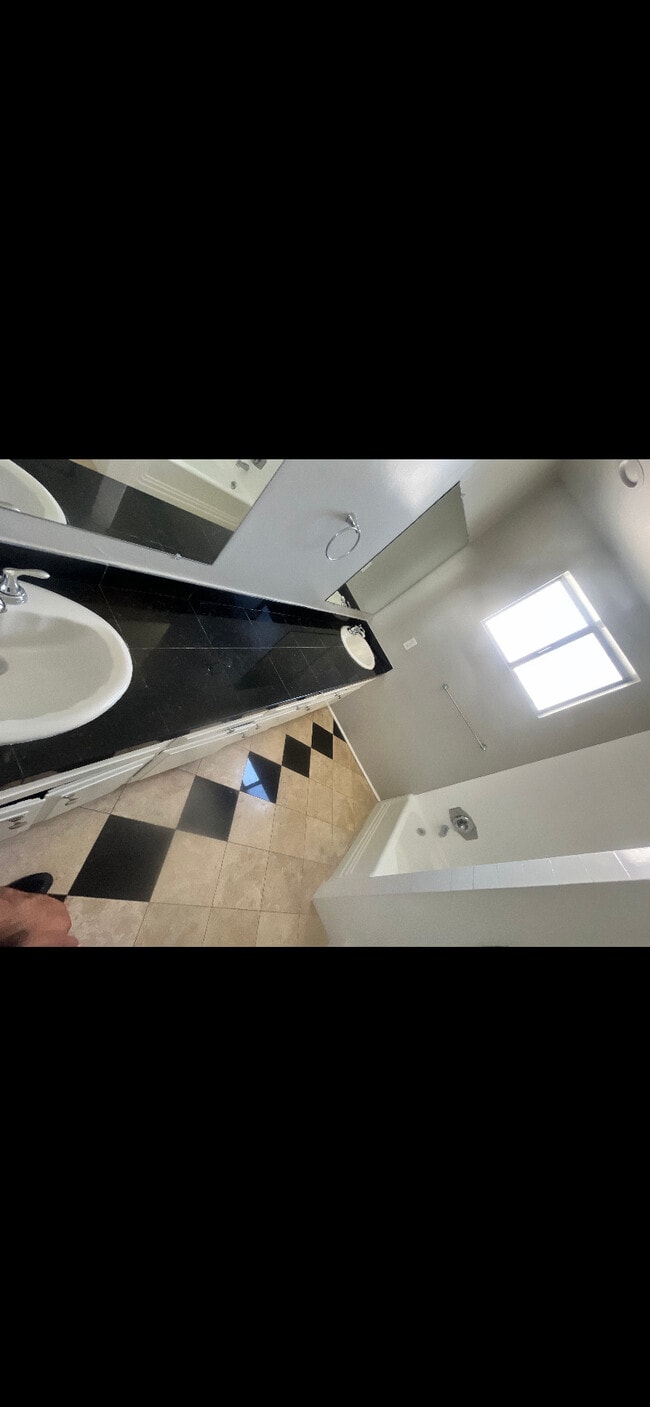 Chateau Barry Apartments, undefined, 1285 Barry Ave, Los Angeles, CA 90025, Photo:2