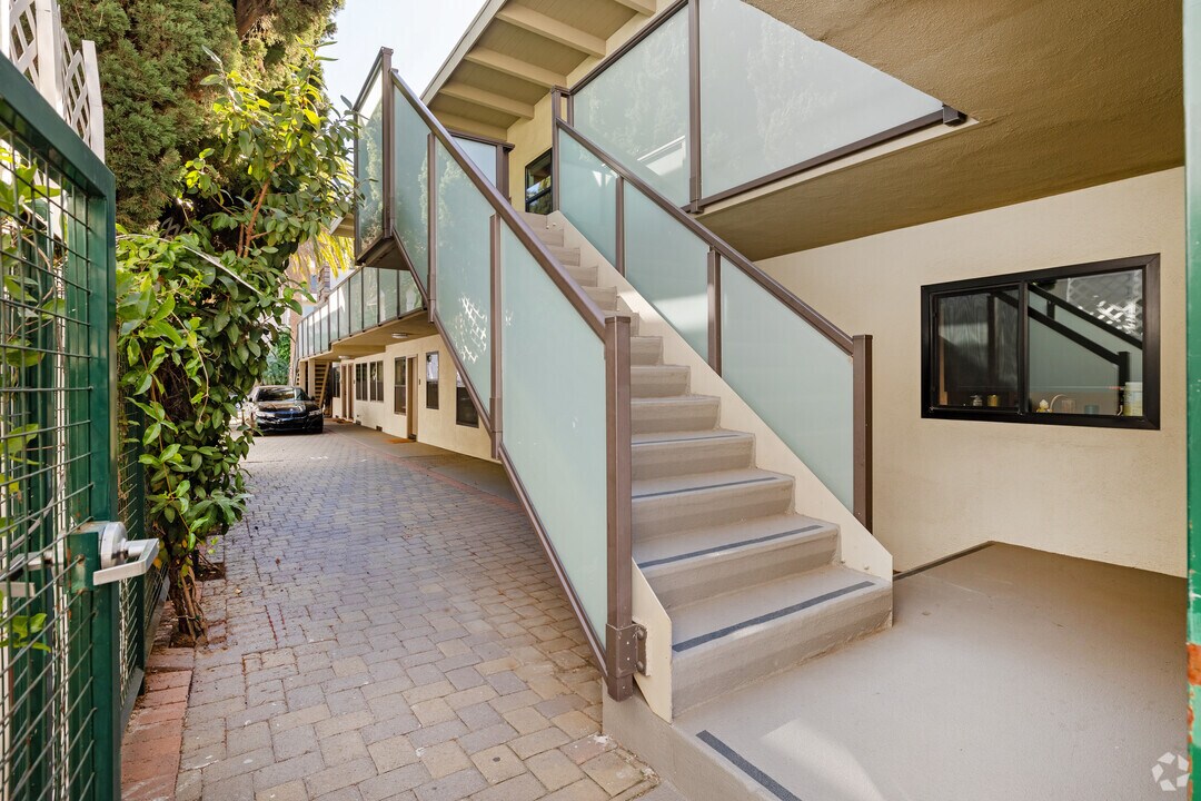The Clover, ucla, 11665 Mayfield Ave, Los Angeles, CA 90049, Photo:0