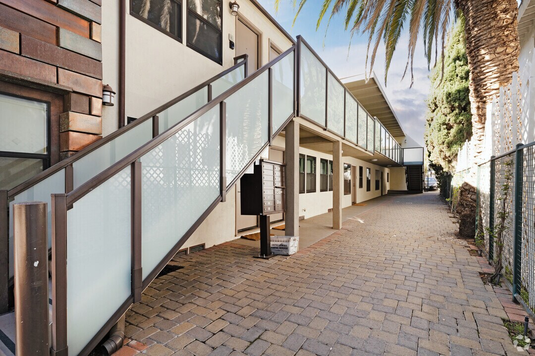 The Clover, ucla, 11665 Mayfield Ave, Los Angeles, CA 90049, Photo:1