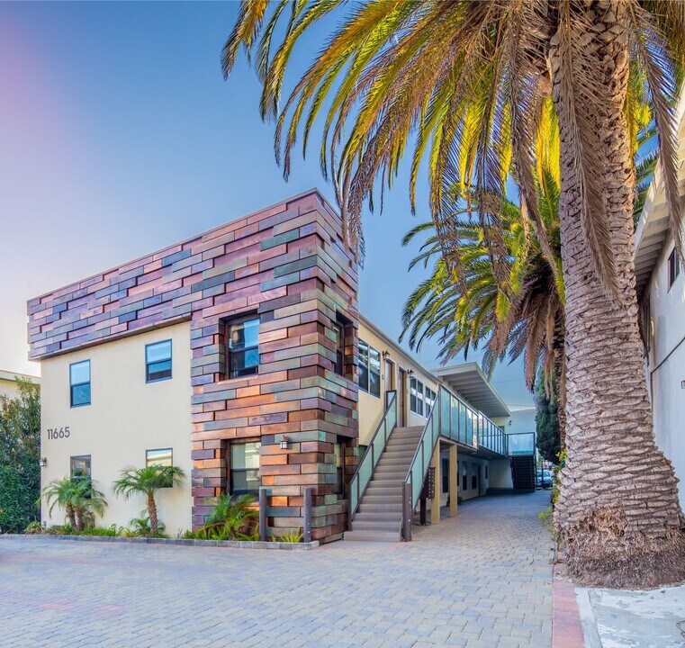 The Clover, ucla, 11665 Mayfield Ave, Los Angeles, CA 90049, Photo:5