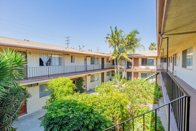 Parthenia Twin Apartments, csun, 19236-19248 Parthenia St, Northridge, CA 91324, Photo:2