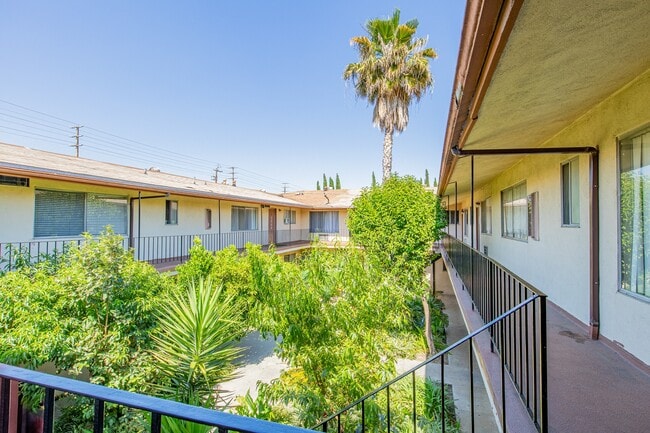 Parthenia Twin Apartments, csun, 19236-19248 Parthenia St, Northridge, CA 91324, Photo:1