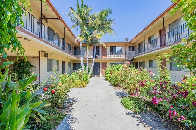 Parthenia Twin Apartments, csun, 19236-19248 Parthenia St, Northridge, CA 91324, Photo:3