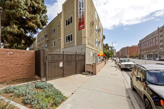 3036 S Hoover St exterior