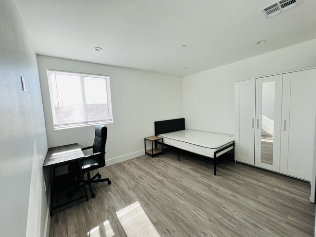 1297 W 36th St- Housing near USC, undefined, 1297 W 36th St, Los Angeles, CA 90007, USA, Photo:5