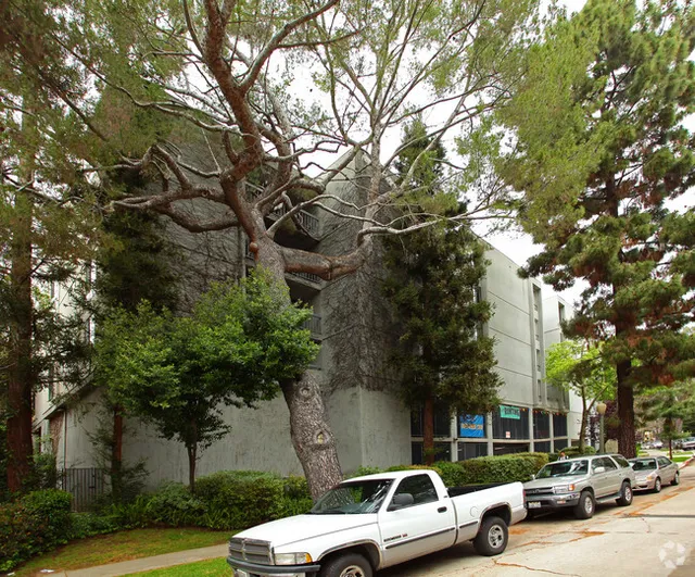 655 Kelton Ave exterior