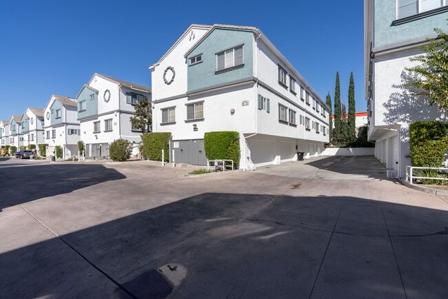 Vantaggio Townhomes, csun, 9301 Shirley Ave, Northridge, CA 91324, United States, Photo:1