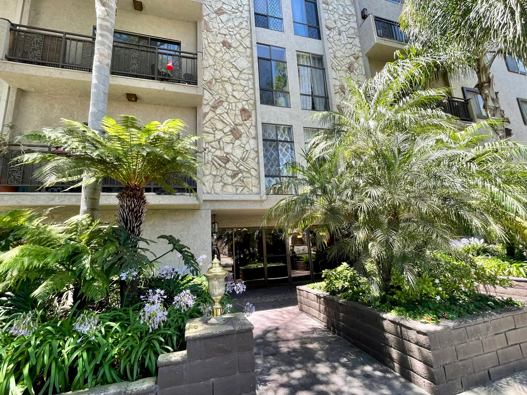 Camden Manor - Student Housing near UCLA