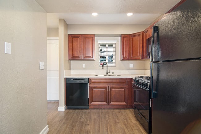 Pacific Cove, undefined, 4025 Oakcrest Dr, San Diego, CA 92105, Photo:2