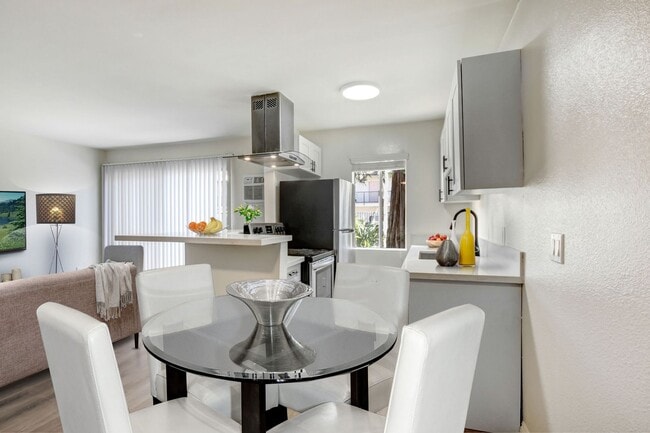 Reseda Blvd 7722, csun, 7722 Reseda Blvd, Reseda, CA 91335, Photo:1