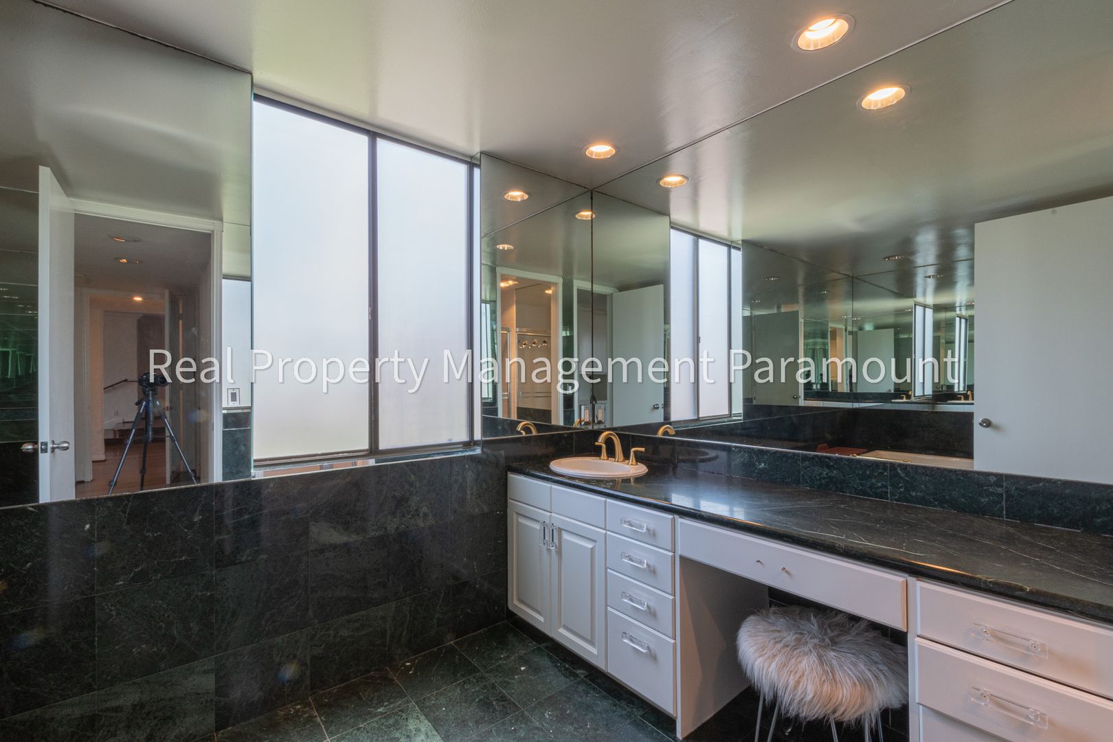 Spacious 3 Bed, 2 Bath Apartment in Beverly Glen Near UCLA, ucla, 1260 S Beverly Glen Blvd APT 206, Los Angeles, CA 90024, USA, Photo:1
