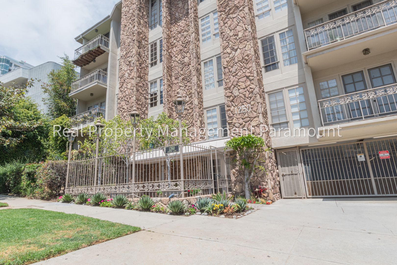 Spacious 3 Bed, 2 Bath Apartment in Beverly Glen Near UCLA, ucla, 1260 S Beverly Glen Blvd APT 206, Los Angeles, CA 90024, USA, Photo:3