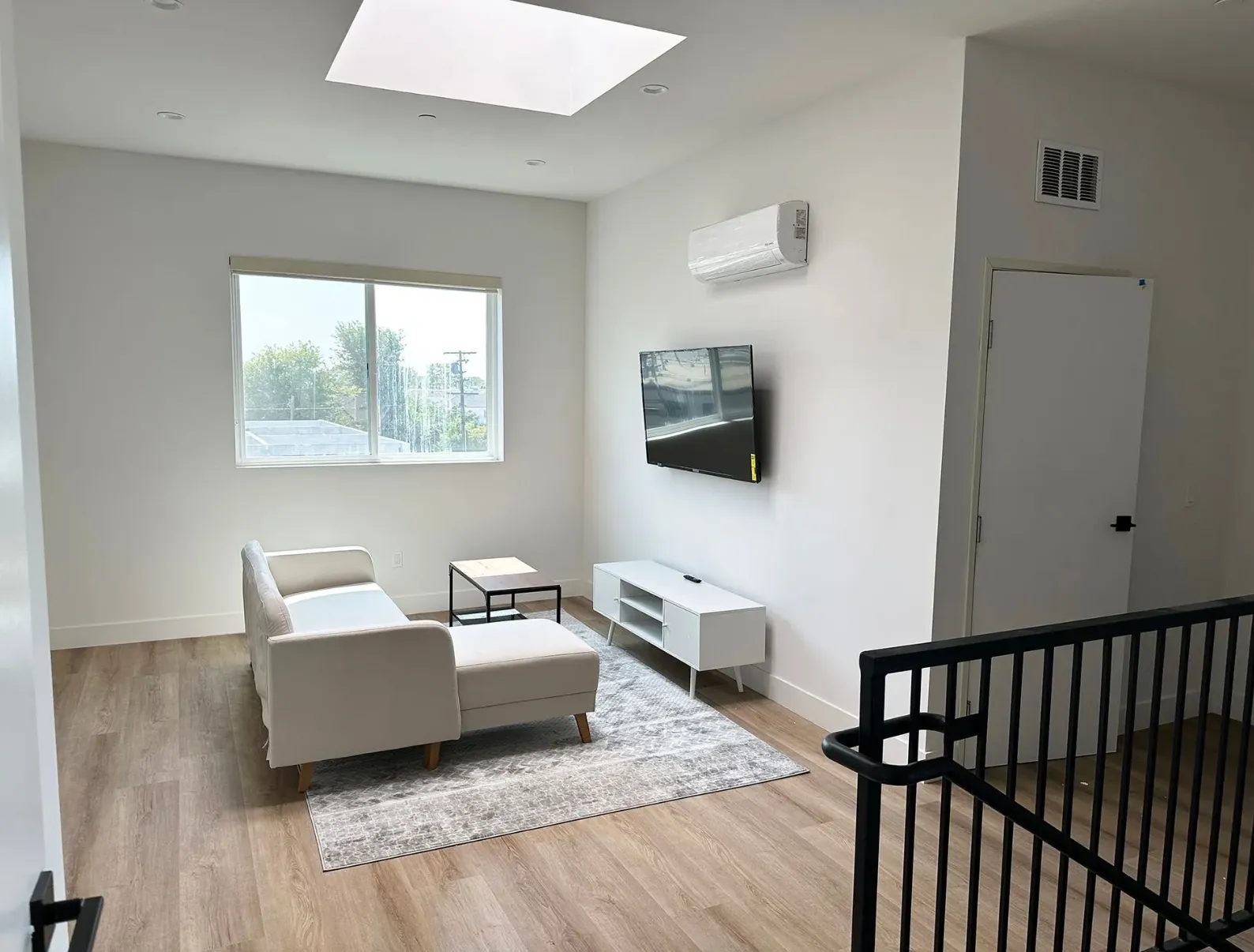 Oasis At The Row , undefined, Oasis on the Row, Beta Theta Pi Fraternity, 2714 Portland St, Los Angeles, CA 90007, USA, Photo:3