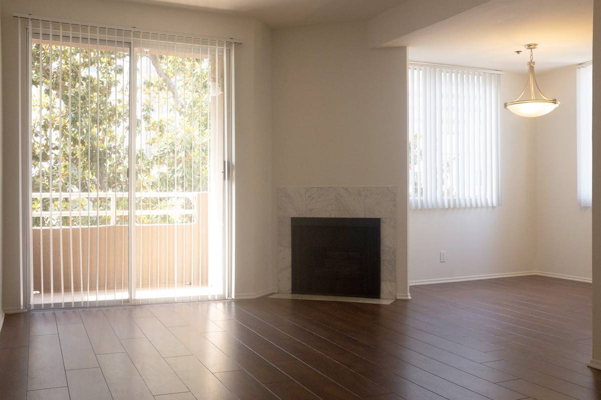 Peach Tree Court , ucla, 10910 Wellworth Ave, Los Angeles, CA 90024, USA, Photo:2