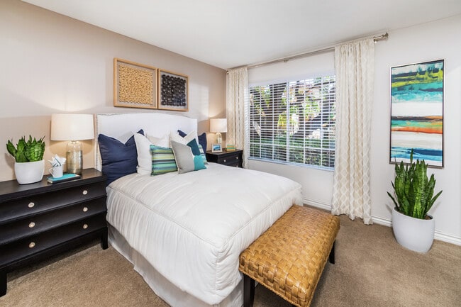 Solazzo Apartment Homes, undefined, 8506 Villa La Jolla Dr, La Jolla, CA 92037, Photo:2