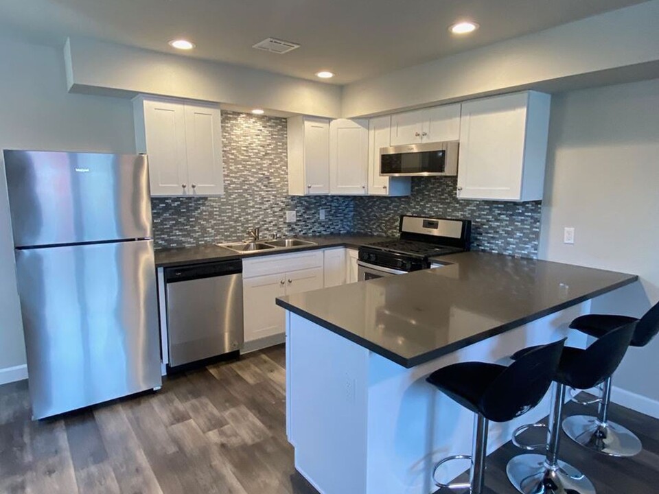 The Cascades, usc, 1136 W 36th St, Los Angeles, CA 90007, Photo:1