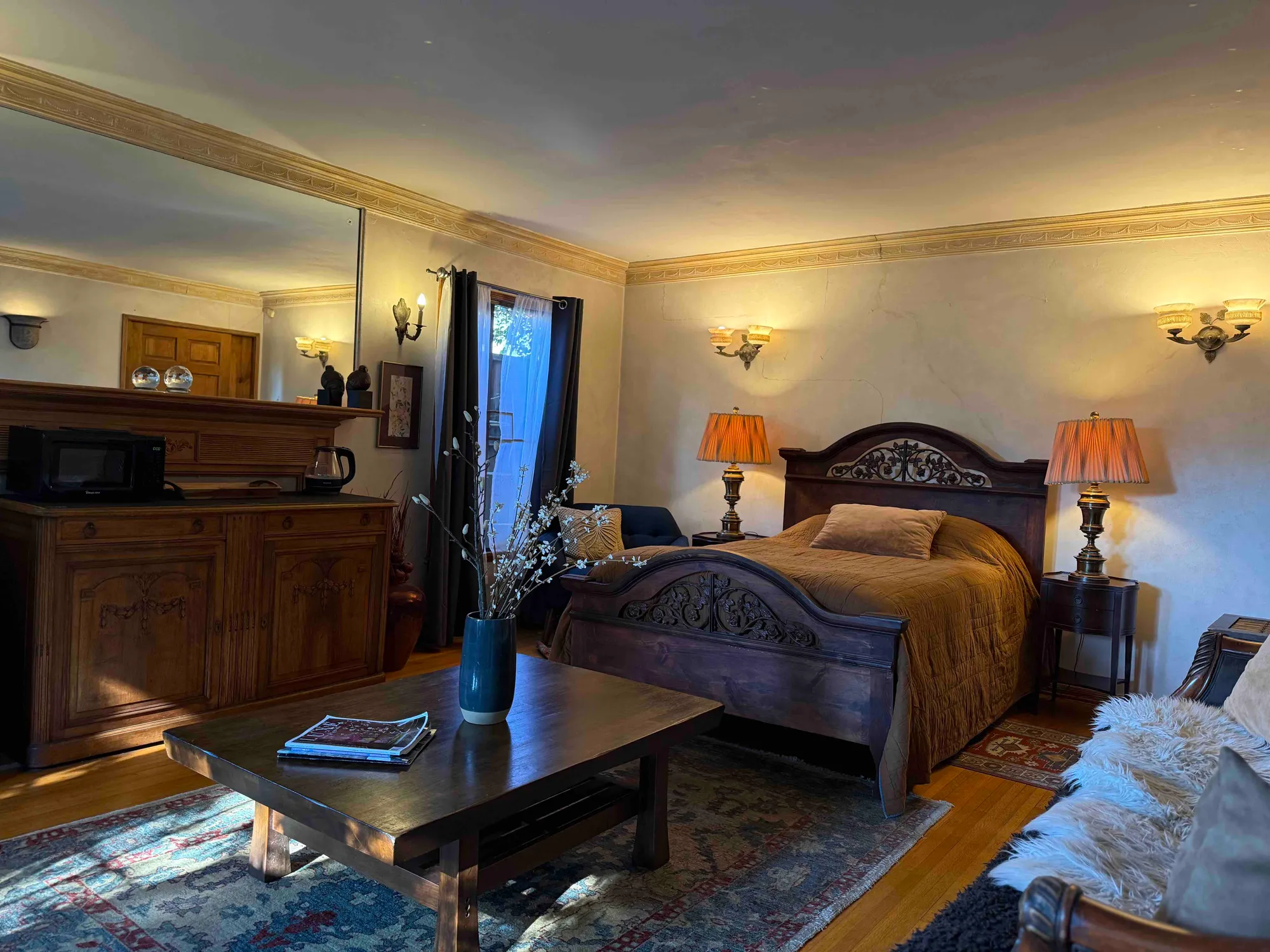 Peaceful 23′ × 16′ (320 sf) Large Private Room in Duplex - Student Housing near UCLA