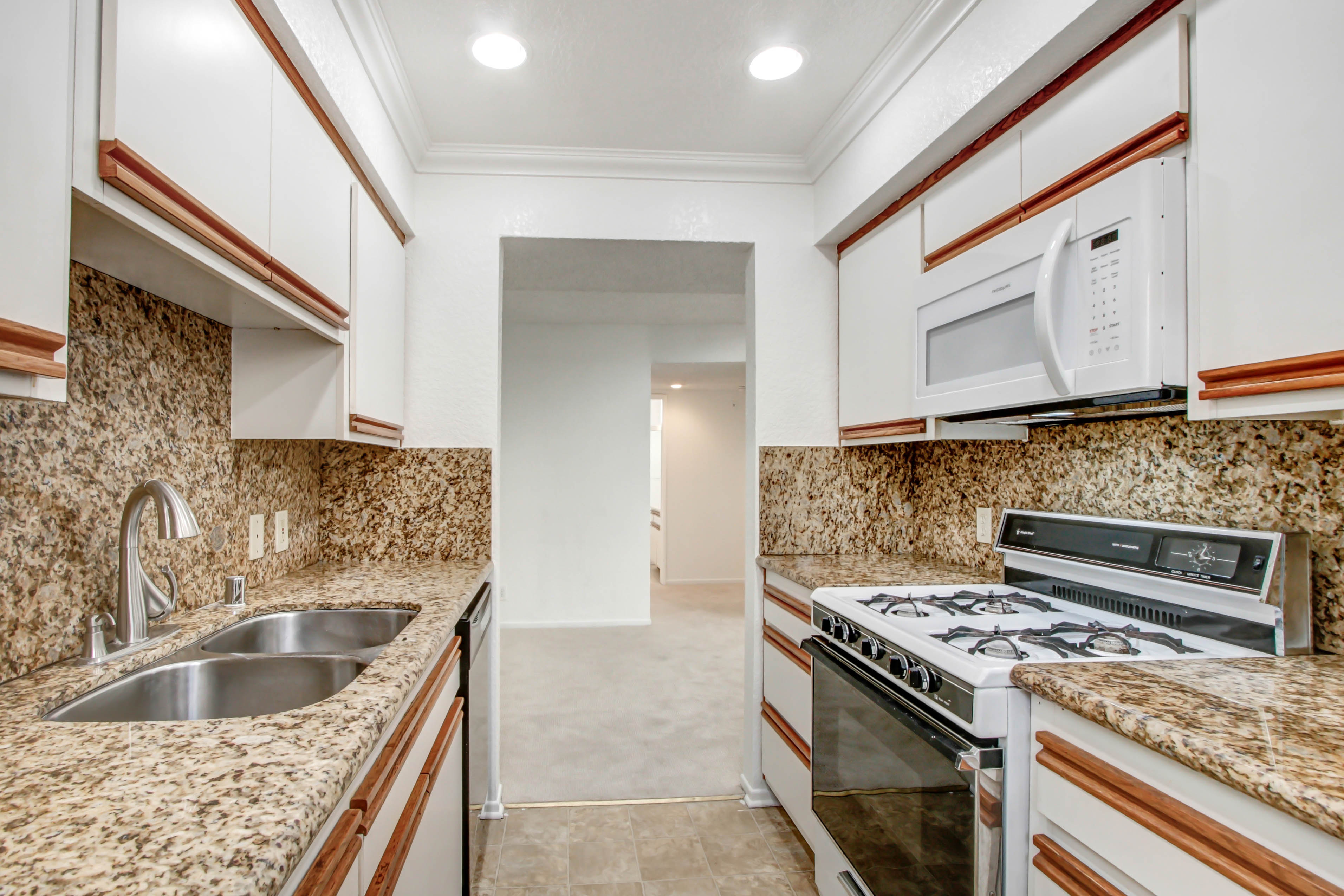 Spacious Westwood apartment with rooftop, ucla, 10604 Wilkins Ave, Los Angeles, CA 90024, USA, Photo:2