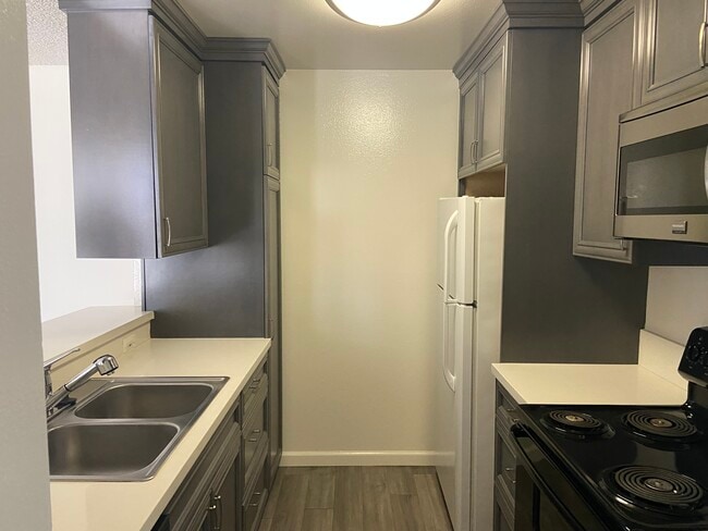 Kiowa Apartments, undefined, 11717 Kiowa Ave, Los Angeles, CA 90049, Photo:2