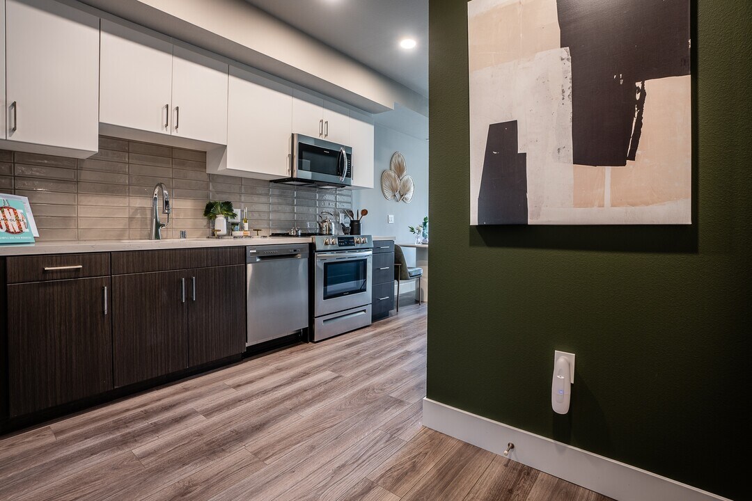 Emerald, usc, 215 W 14th St, Los Angeles, CA 90015, USA, Photo:0