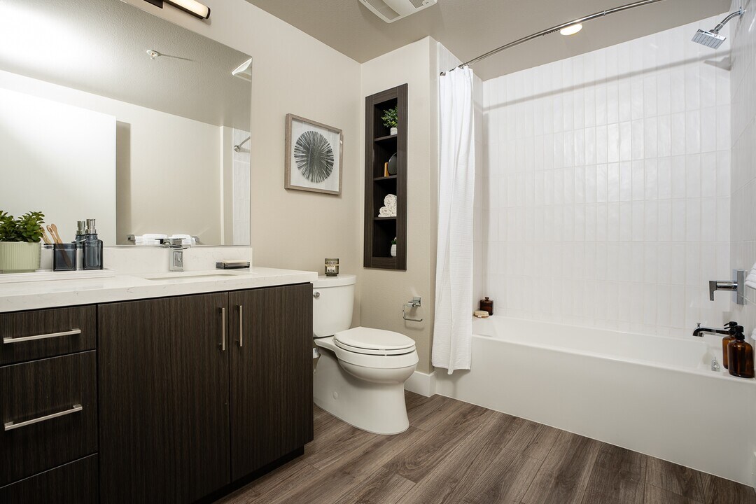 Emerald, usc, 215 W 14th St, Los Angeles, CA 90015, USA, Photo:2