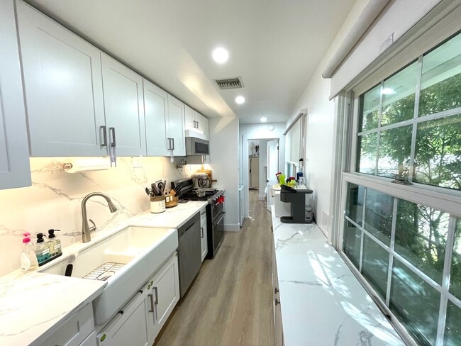 1120 S Barrington Ave, undefined, 1120 S Barrington Ave, Los Angeles, CA 90049, Photo:3