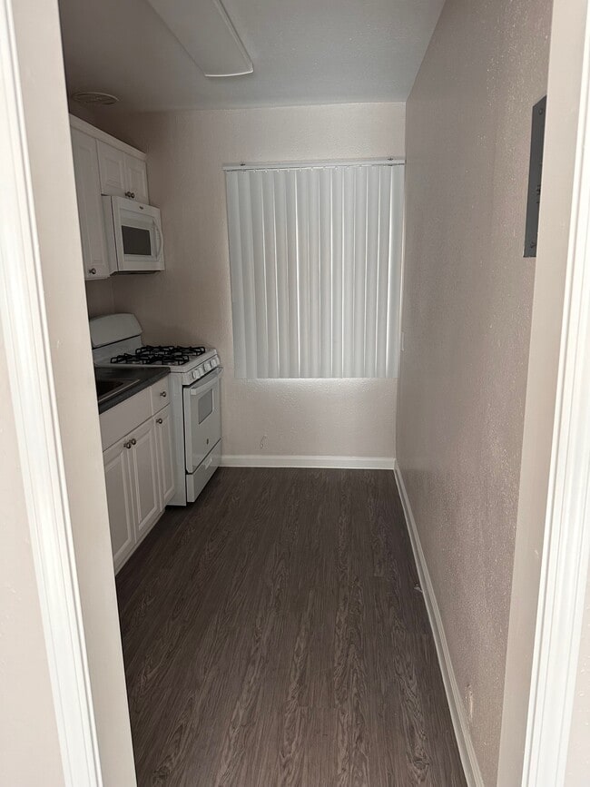 77 Fortyfive, csun, 7745 Reseda Blvd, Reseda, CA 91335, Photo:3