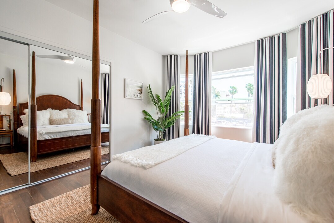 The Purser, smc, 1659 Ocean Front Walk, Santa Monica, CA 90401, Photo:5