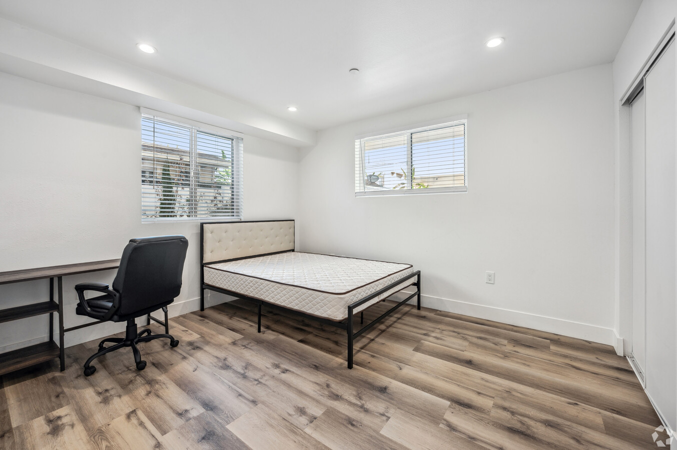 1348 W 35th St, usc, 1348 W 35th St, Los Angeles, CA 90007, USA, Photo:2