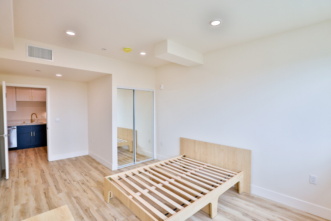 Phoenix Apartments, undefined, 1421 W Adams Blvd, Los Angeles, CA 90007, USA, Photo:2