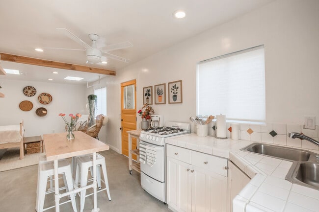 718 Vernon Ave, undefined, 718 Vernon Ave, Venice, CA 90291, Photo:2