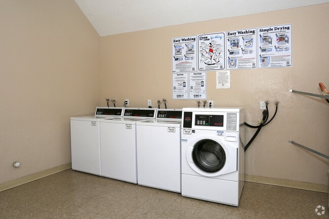 Canyon Crest Village Apartments, undefined, 5200 Chicago Ave, Riverside, CA 92507, Photo:3