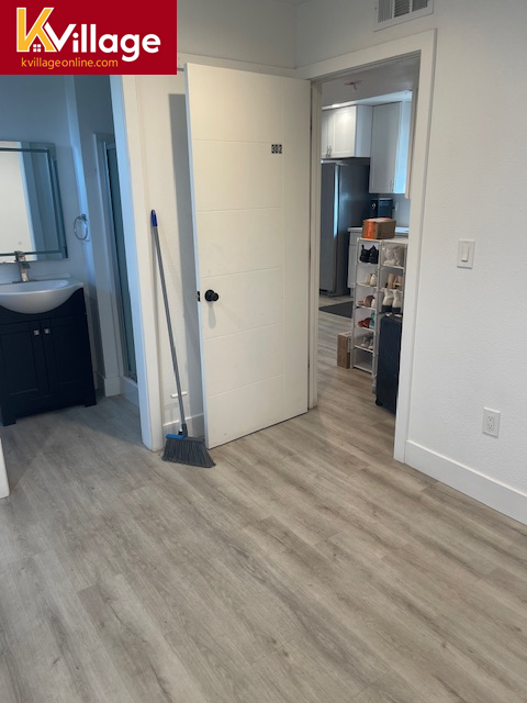 Get your own room @ K Village Apts, undefined, 1571 W 37th Pl, Los Angeles, CA 90018, USA, Photo:4