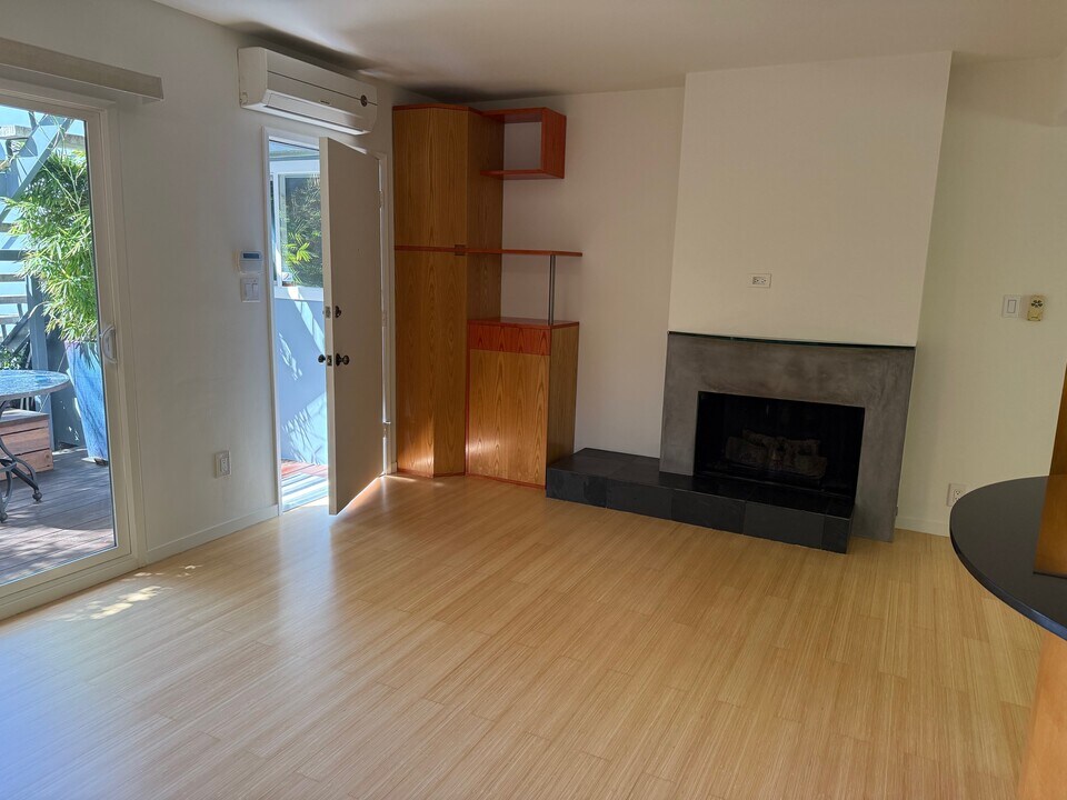 631 Pier Ave Unit 4, smc, 631 Pier Ave, Santa Monica, CA 90405, USA, Photo:1