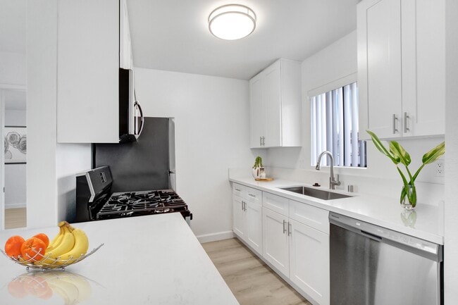 Valleywood Apartments, csun, 17806 Lassen St, Northridge, CA 91325, Photo:3