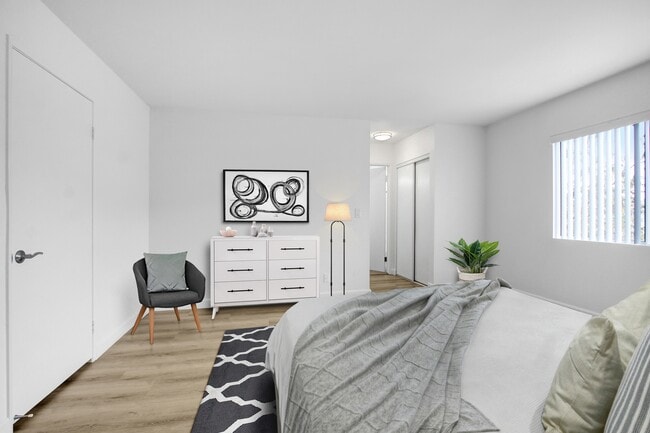 Valleywood Apartments, csun, 17806 Lassen St, Northridge, CA 91325, Photo:2