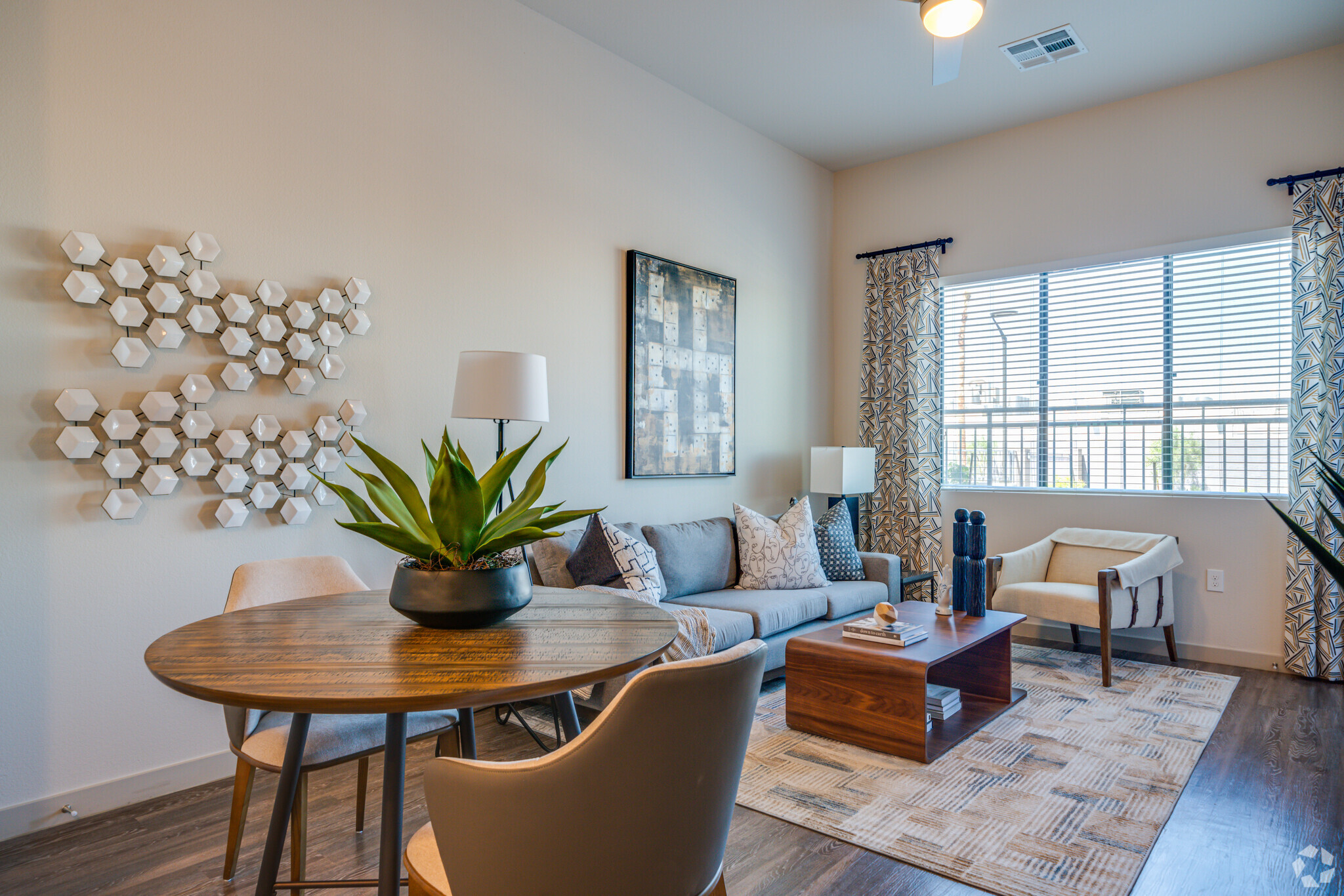NOVO Broadway Apartments, undefined, 711 W Broadway Rd, Tempe, AZ 85282, USA, Photo:4