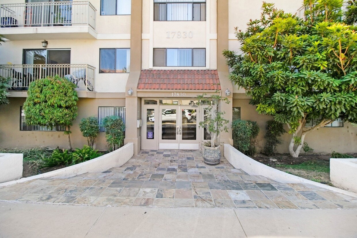 Merridy Court, csun, 17830 Merridy St, Northridge, CA 91325, Photo:0