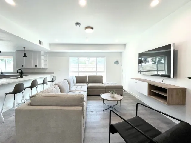 1439 W 37th Dr exterior
