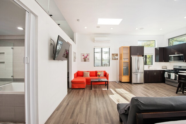 809 Warren Ave, undefined, 809 Warren Ave, Los Angeles, CA 90291, Photo:2