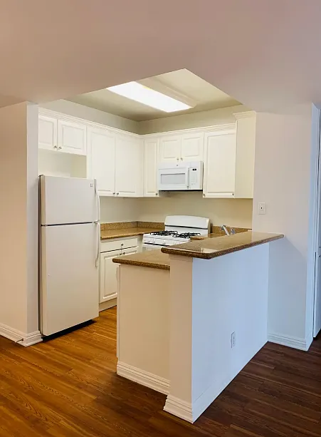 1 Bedroom + 1 Bathroom Available in a 2BD 2BTH in Brentwood/Santa Monica , ucla, 1245 McClellan Dr, Los Angeles, CA 90025, USA, Photo:0